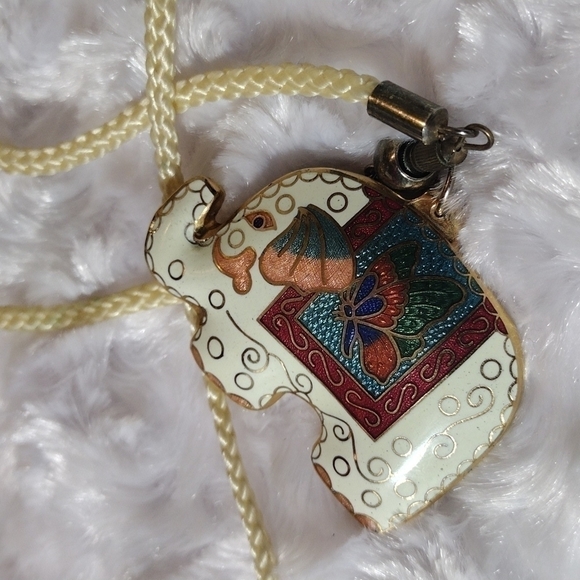 VINTAGE cloisonne gold t cream pink enamel elephant necklace - Picture 3 of 3